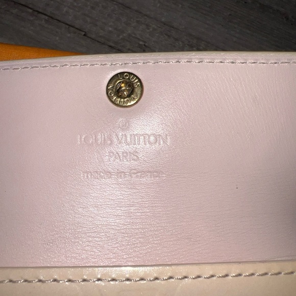 LOUIS VUITTON Ludlow Soft Beige Monogram Vernis Coin Case - Picture 4 of 16